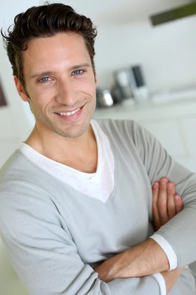 Retrato de homem bonito com olhos azuis — Fotografia de Stock