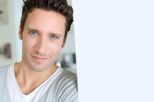 Retrato de un hombre guapo con ojos azules — Foto de Stock