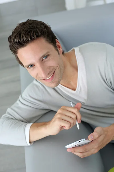 A férfi portréja okostelefon használatával — Stock Fotó