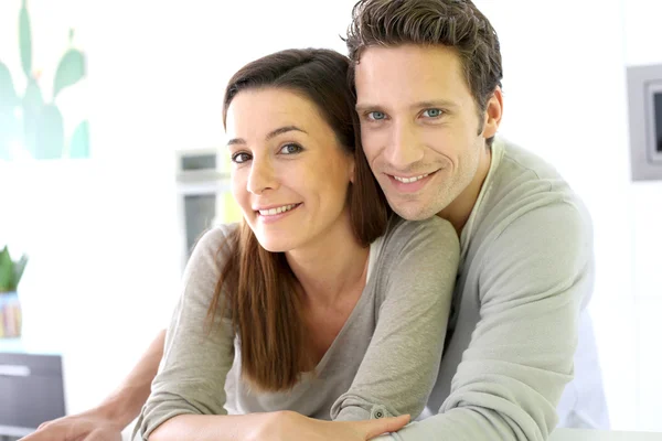 Портрет веселой пары, стоящей дома — стоковое фото