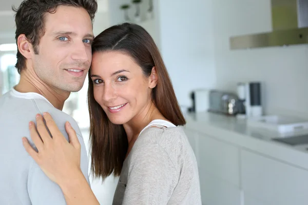 Retrato de pareja alegre de pie en casa —  Fotos de Stock