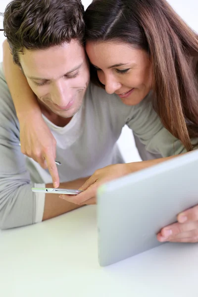 Glad par websurfing på internet med tablett — Stockfoto