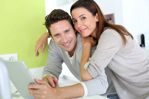 Fröhliches Paar surft mit Tablet im Internet — Stockfoto