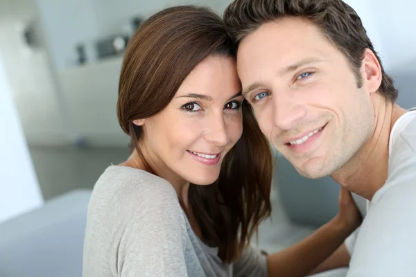 Retrato de casal doce sentado no sofá — Fotografia de Stock