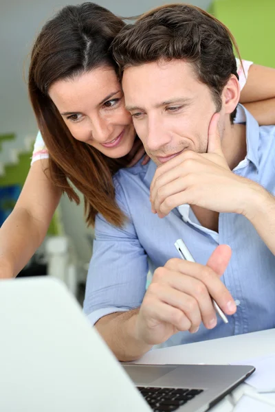 Pareja en casa mirando la cuenta bancaria en internet — Foto de Stock