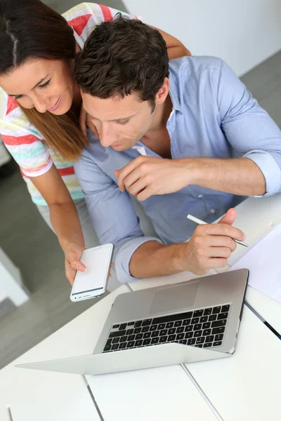 Pareja en casa mirando la cuenta bancaria en internet —  Fotos de Stock