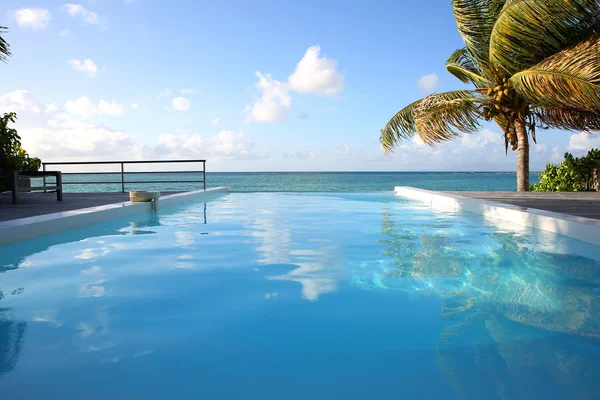 Primer plano de la piscina infinita que llega al mar —  Fotos de Stock