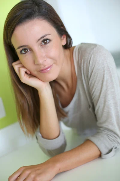 Retrato de uma jovem sorridente — Fotografia de Stock