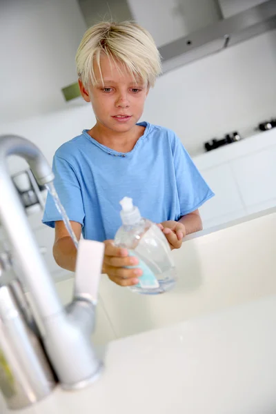 Мальчик моет руки. — стоковое фото