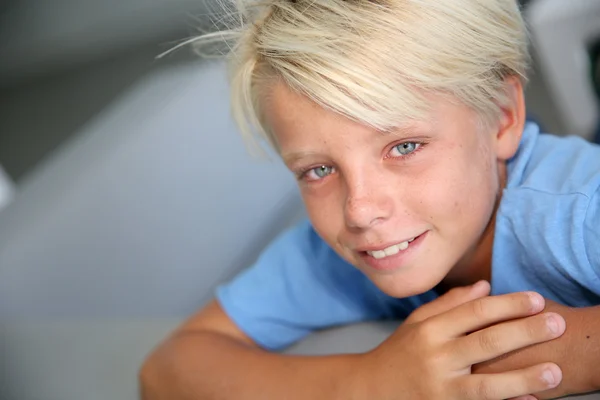 Portrét chlapce s modrýma očima a tričko — Stock fotografie