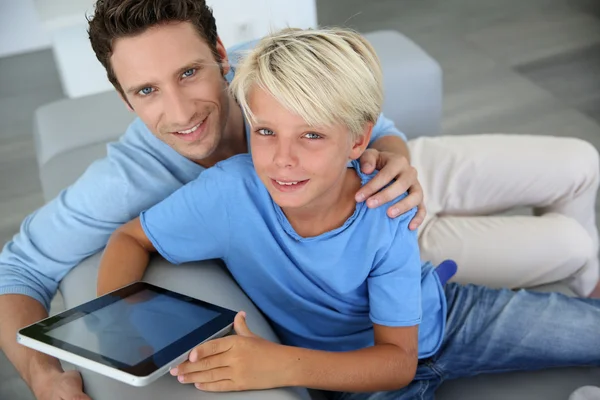 Πατέρας και γιος χρησιμοποιώντας ψηφιακή ταμπλέτα στο σπίτι — Φωτογραφία Αρχείου