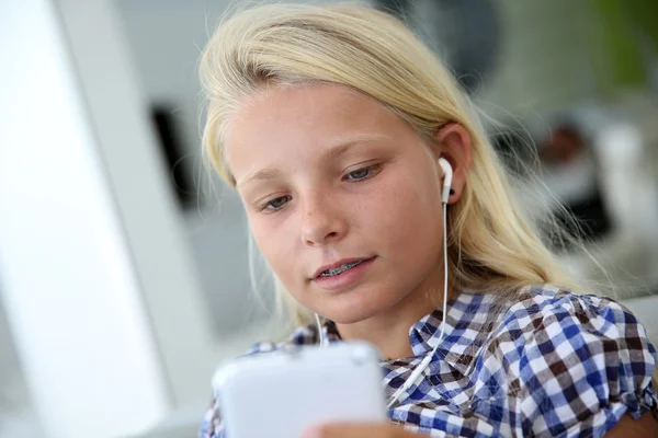 Retrato de adolescente usando smartphone — Foto de Stock
