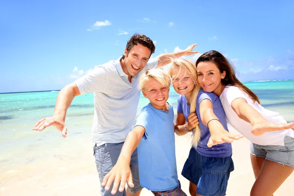 Gelukkige paar met kinderen op het strand — Stockfoto