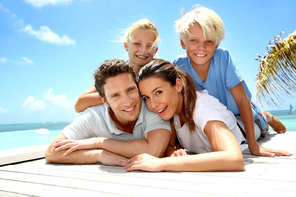 Retrato de família alegre em férias no Caribe — Fotografia de Stock