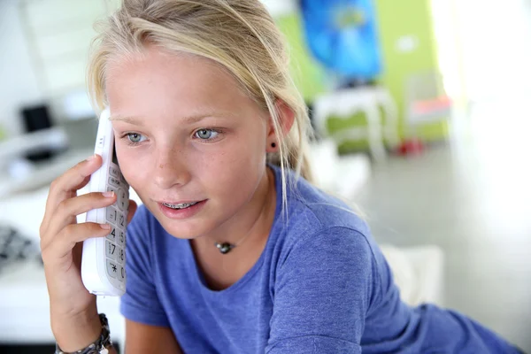 Підліток дівчина розмовляє по телефону — стокове фото
