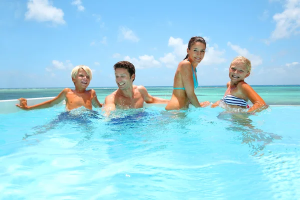Famille de quatre personnes se baignant dans la piscine — Photo