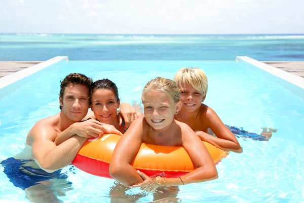 Paar mit Kindern genießt Badezeit — Stockfoto
