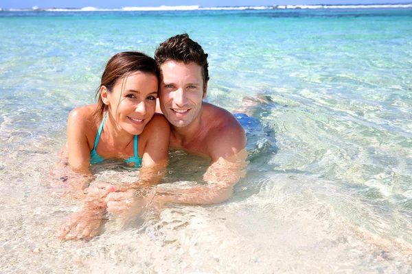 Portrait of cheerful couple in Caribbean sea — Stock Photo, Image