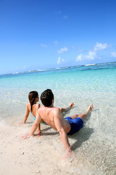 Pasangan bersantai di air laut Carribean — Stok Foto