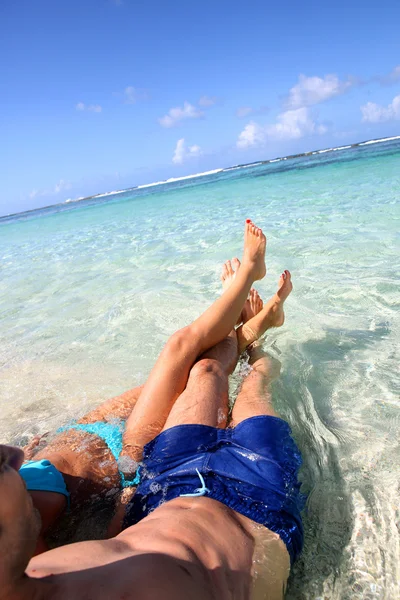 Couple relaxant dans l'eau de mer des Caraïbes — Photo