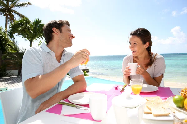 Casal desfrutando de café da manhã no resort — Fotografia de Stock