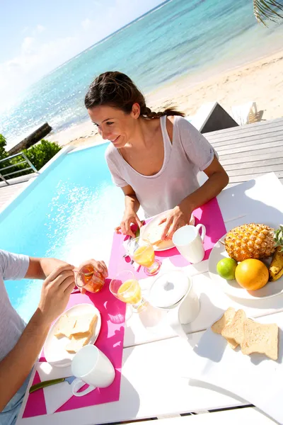 Pareja disfrutando del desayuno en el resort —  Fotos de Stock