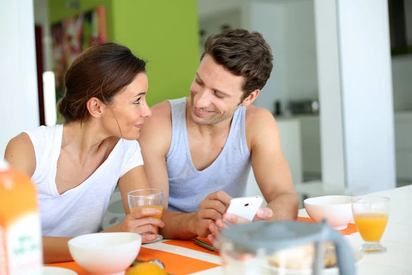 Casal tomando café da manhã em casa — Fotografia de Stock