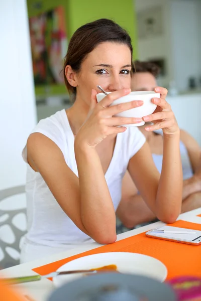 Portrait of young woman having breakfast — Stock Photo, Image