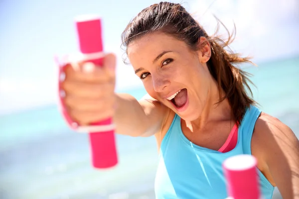 Cheerful girl lifting weights — Stock Photo, Image