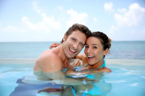 Couple s'amuser dans la piscine — Photo