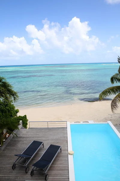 Övre utsikt över poolen och lång stolar vid havet — Stockfoto