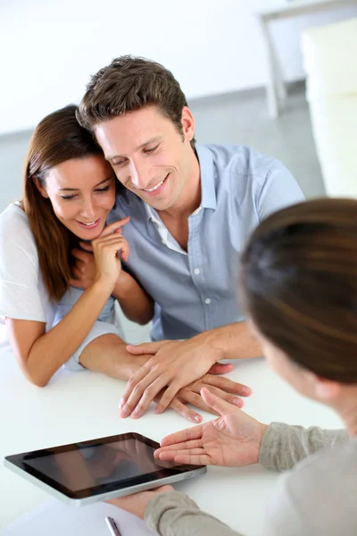 Junges Paar trifft Finanzberater — Stockfoto