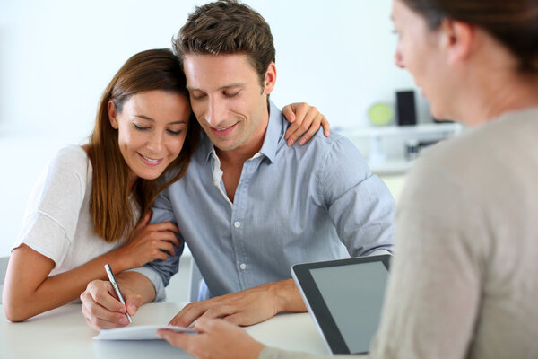 Pareja firmando contrato inmobiliario — Foto de Stock