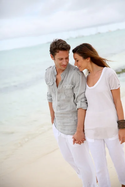 Романтическая пара прогуливаясь по пляжу — стоковое фото