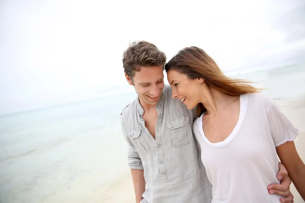 Romantisches Paar geht am Strand spazieren — Stockfoto