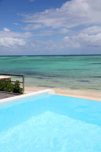 Primer plano de la piscina infinita junto al mar — Foto de Stock