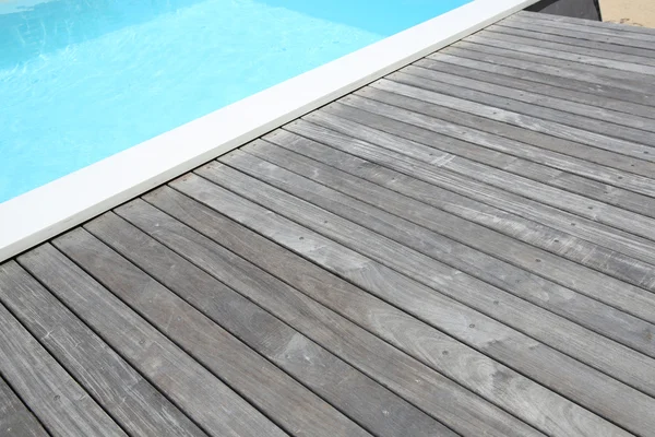 Detail van zwembad en houten dek — Stockfoto