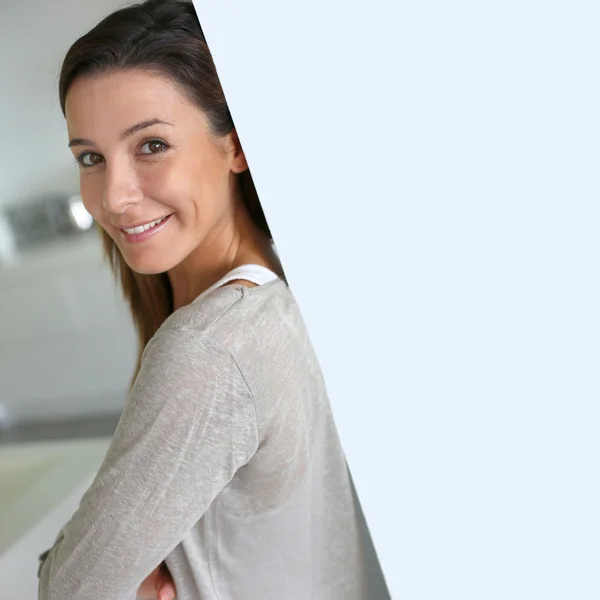 Mujer sonriente con mirada feliz en su cara — Foto de Stock