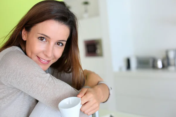 Lachende vrouw met gelukkig blik op haar gezicht — Stockfoto