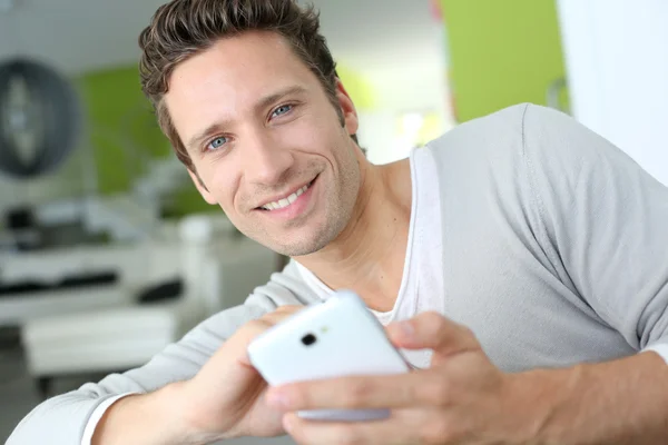 Man ontspannen in Bank en zijn e-mails lezen — Stockfoto