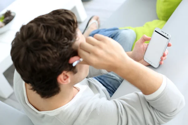 Bovenste deelvenster van de mens in Bank gebruikend smartphone — Stockfoto