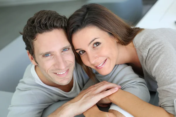 Bovenste weergave van zoete paar zitten in Bank — Stockfoto