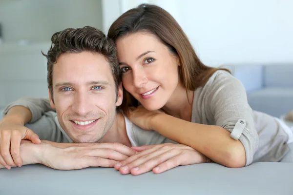 Retrato de dulce pareja sentada en un sofá —  Fotos de Stock