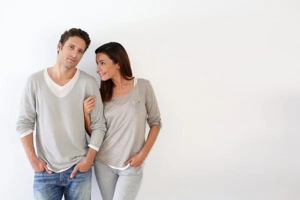 Junges Paar steht auf weißem Hintergrund — Stockfoto