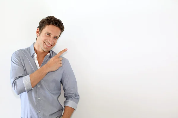 Jonge man wijzend op bericht op witte achtergrond — Stockfoto