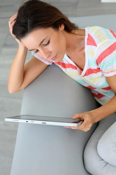 Vista superiore della donna che naviga su internet — Foto Stock