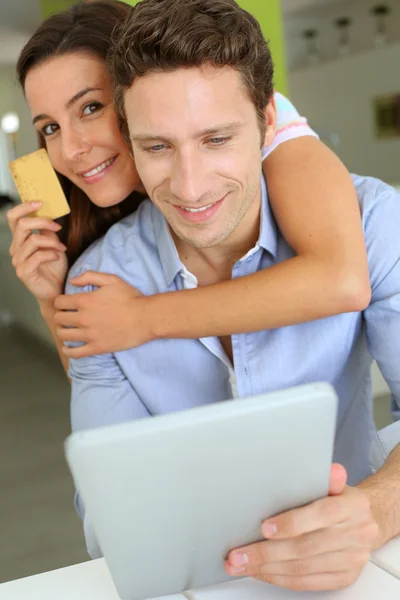 Glad par med tablett shopping på internet — Stockfoto