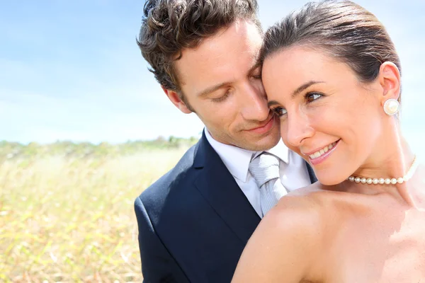 Bride and groom on their wedding day — Stock Photo, Image