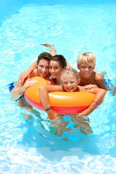 Пара с детьми, наслаждающимися купанием Стоковое Изображение