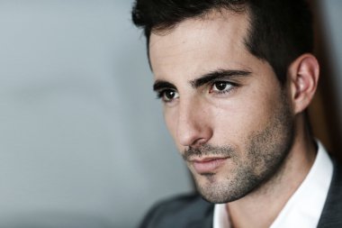 koyu arka plan üzerinde yakışıklı bir adam portresi